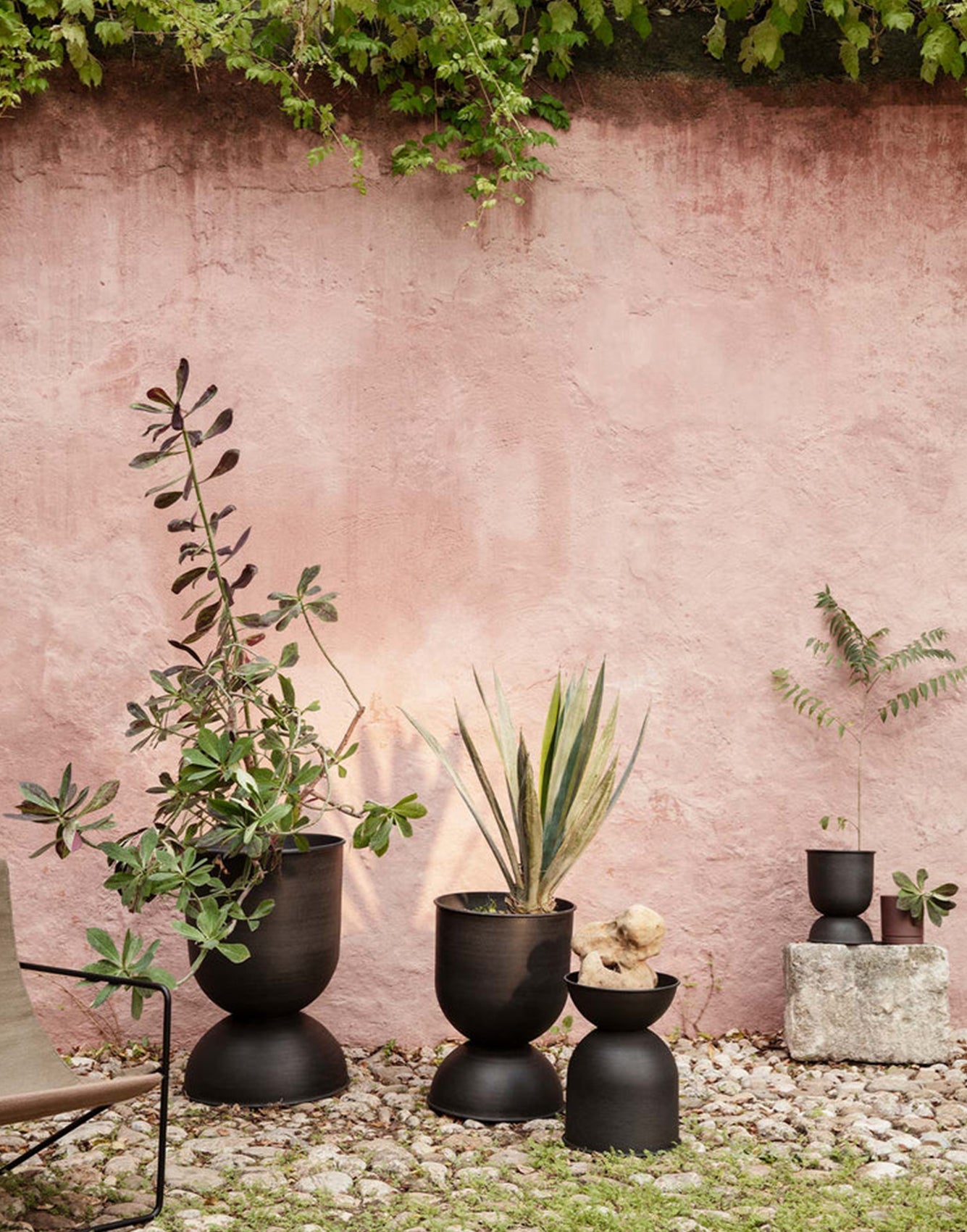 Ferm Living Hourglass Pot - Black Extra Small