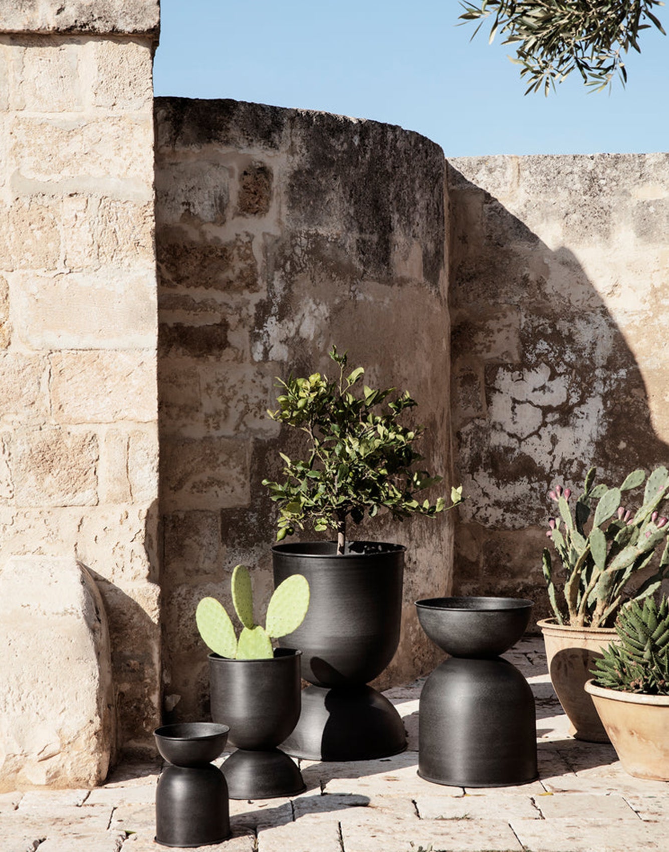 Ferm Living Hourglass Pot - Black Extra Small