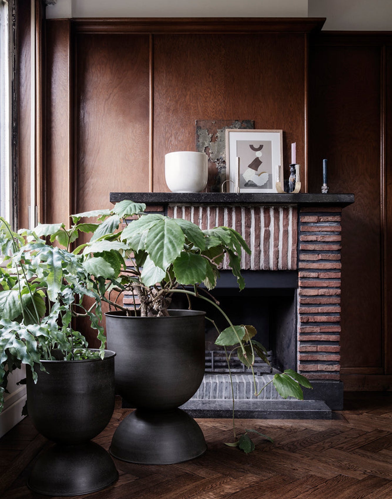 Ferm Living Hourglass Pot - Black Medium