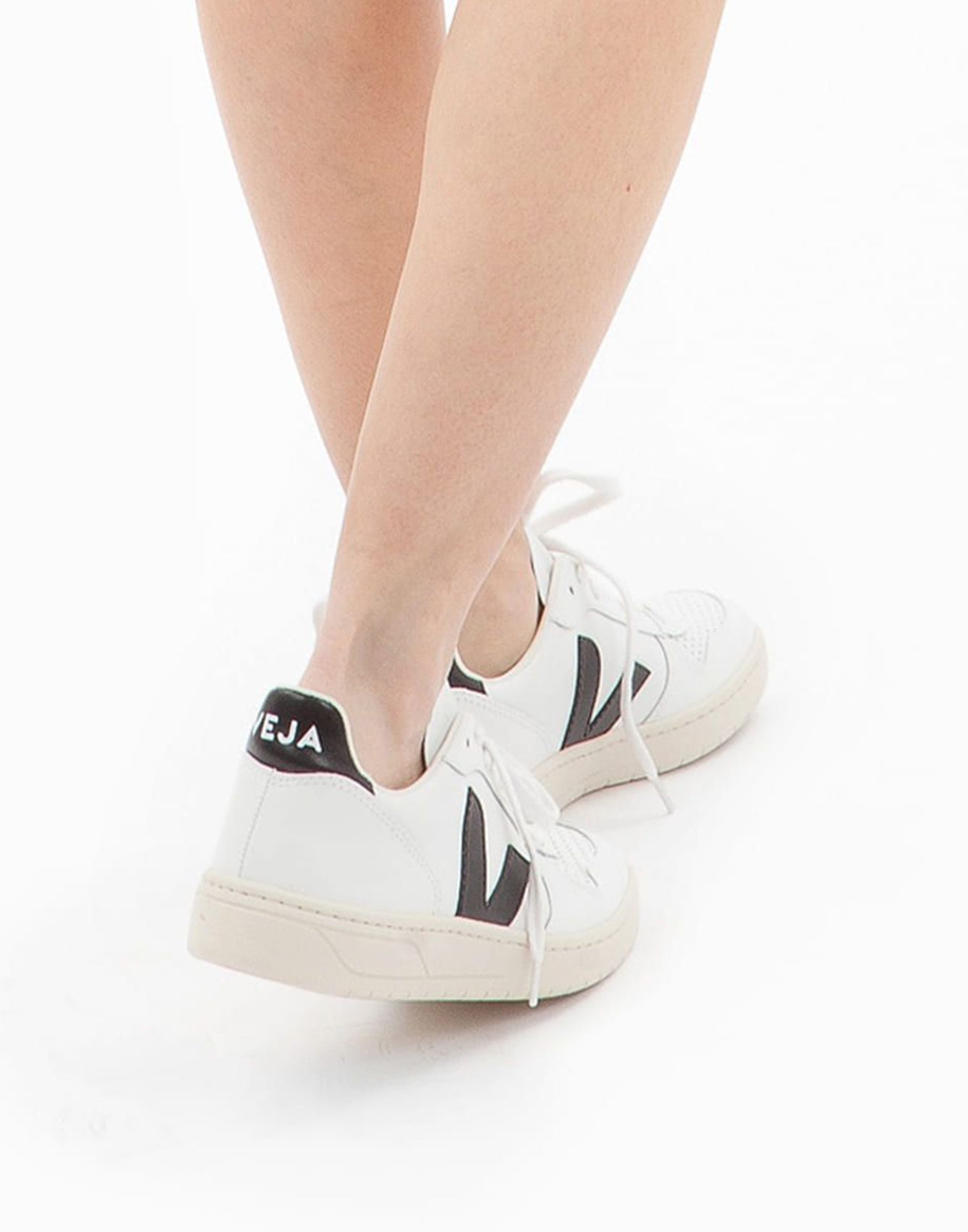 VEJA V-10 extra white black
